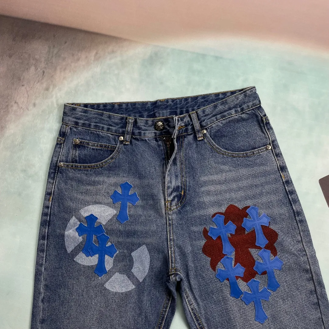 🅿️280 🔘Style No.-KL135 🔘Cro Heart𝐂𝐡𝐫𝐨𝐦𝐞 𝐇𝐞𝐚𝐫𝐭 Sanskrit limited edition graffiti printed cross patch leather jeans* These pants are unique in the selection of fabrics, using thick beaded canvas, which is inherently tough and textured. Subsequently, it undergoes heavy washing. This complex process is like casting magic on the fabric. After being put on the body, it not only feels softer to the touch, but also presents a richer and unique texture. The texture soars straight up, and you can feel its extraordinary quality every time you touch it. At the same time, the washed beaded canvas has excellent breathability. No matter when you wear it, you will never feel hot and stuffy, and you will always stay dry and comfortable. In terms of pattern design, the pants use three-dimensional cutting technology. This is not an ordinary cutting method, but an all-round and precise cutting based on the shape changes of the human body in various postures. As a result, the trousers are exceptionally tall and straight, and can perfectly fit the leg lines. Whether standing upright or walking freely, they can show a neat and cool posture, greatly modify the leg shape, and highlight the elegance of the wearer. The details highlight the high quality and unique charm of these pants. The hardware is customized from ZP. Its quality is extraordinary, its glossiness and durability are far superior to ordinary hardware. Every buckle is smooth and smooth, and it will not fade or wear out after long-term use. The customized small leather label is uniquely designed. It is a small piece of leather label, but it incorporates the designer's ingenuity. The patterns and textures on it are exquisite and delicate, highlighting the high-end tone of the brand. The workmanship of the trousers is exquisite, and every line is neatly and carefully arranged. Whether it is the trousers seam, splicing, or pocket edges, they are all handled extremely well. From the overall design to the details, they adhere to the concept of simplicity and elegance, showing the beauty of the details vividly.  Size: S M L XL (28.30.32.34) Color: Blue